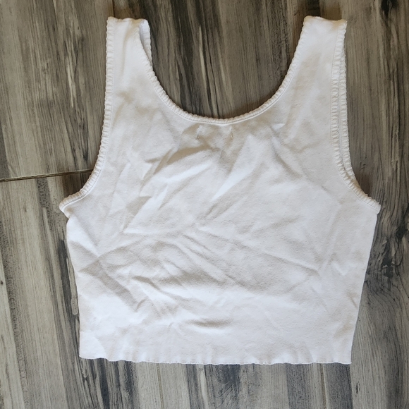 Cropped Tank Top - Picture 2 of 3